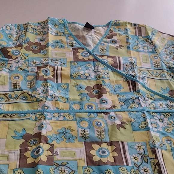 Scrub top sz large - Picture 3 of 4